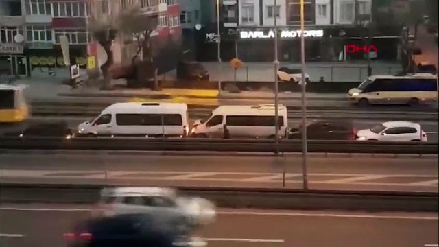 İstanbul'da sol şeritte arızalanan araç zincirleme kazaya yol açtı