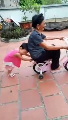 : Bé gái háo hức hết đẩy lại tấu hài cùng cụ