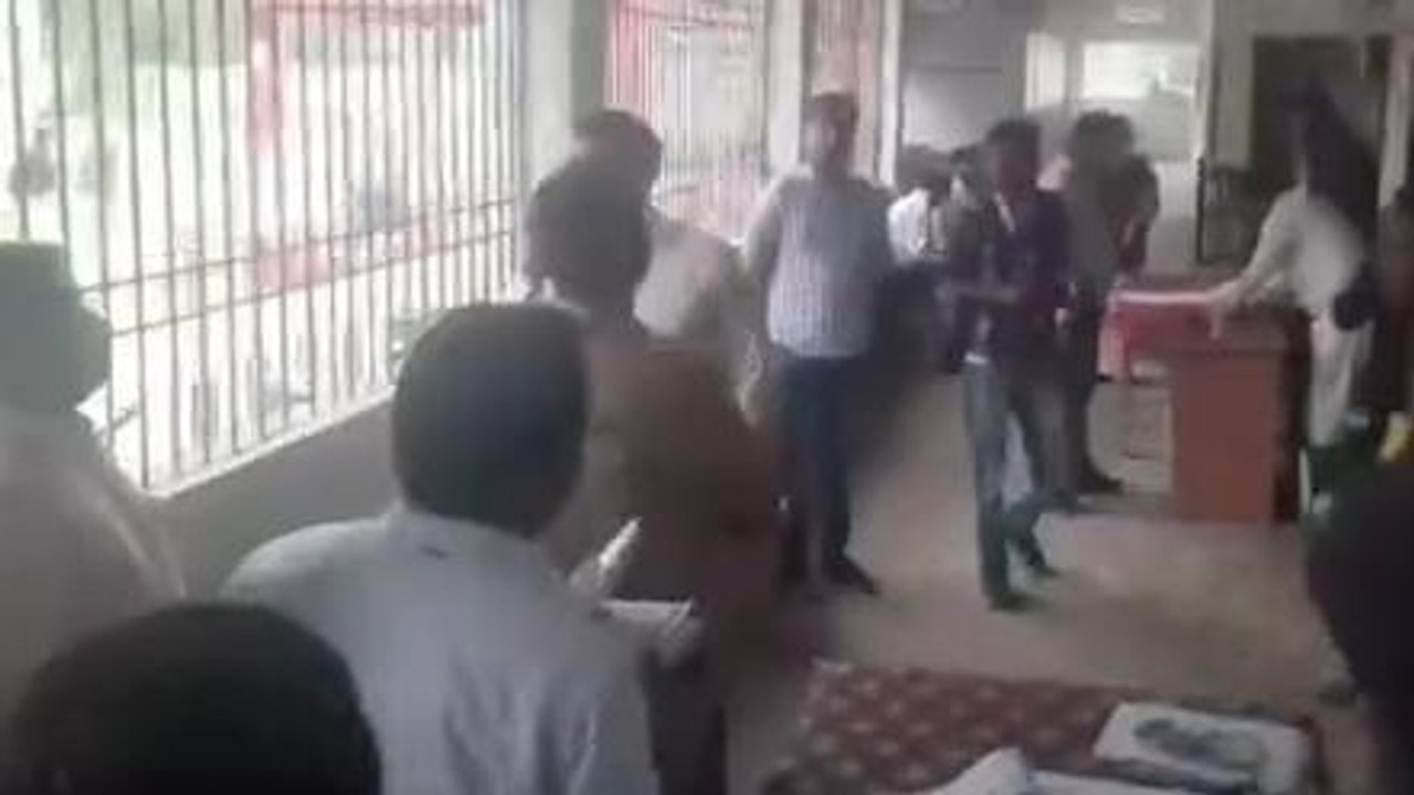 पूर्वी चम्पारण: शांतिपूर्ण चल रहा MLC चुनाव का मतदान, डीएम ने मतदान केंद्र का लिया जायजा