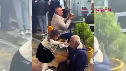 Yürekleri ısıtan anlar! Sokaktaki yaşlı amcaya elleriyle su içiren minik kız...