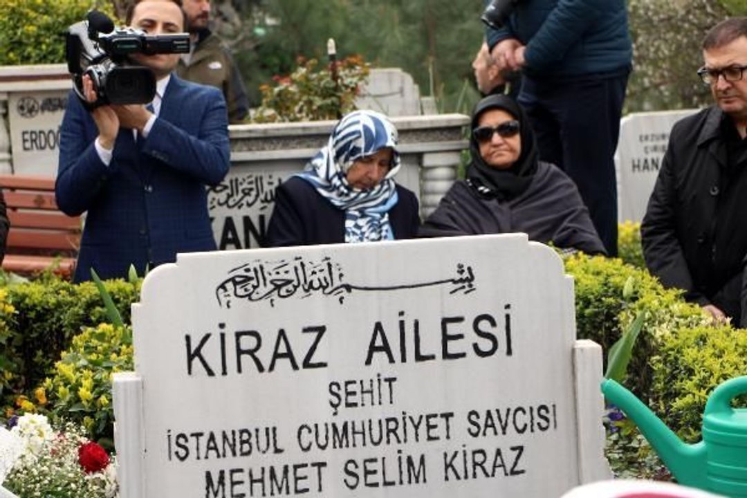 ŞEHİT SAVCI MEHMET SELİM KİRAZ MEZARI BAŞINDA ANILDI