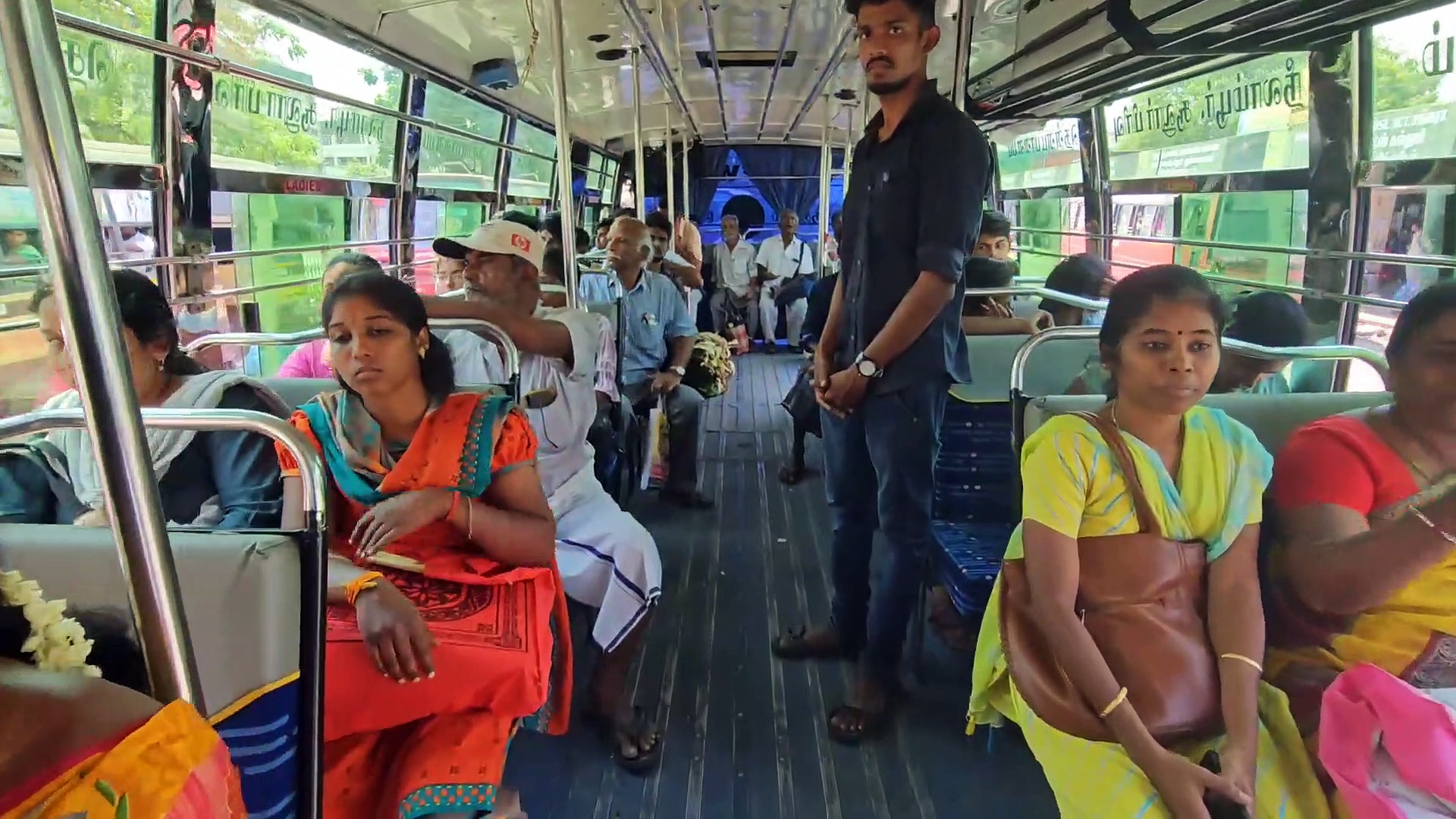 லேடி சூப்பர் ஸ்டாராக கோவையை கலக்கும் தனியார் பேருந்து ஓட்டுநர்