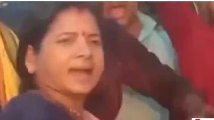 मंडला: कांग्रेसियों ने देखते देखते फूंक दिया पीएम का पुतला,देखें Video