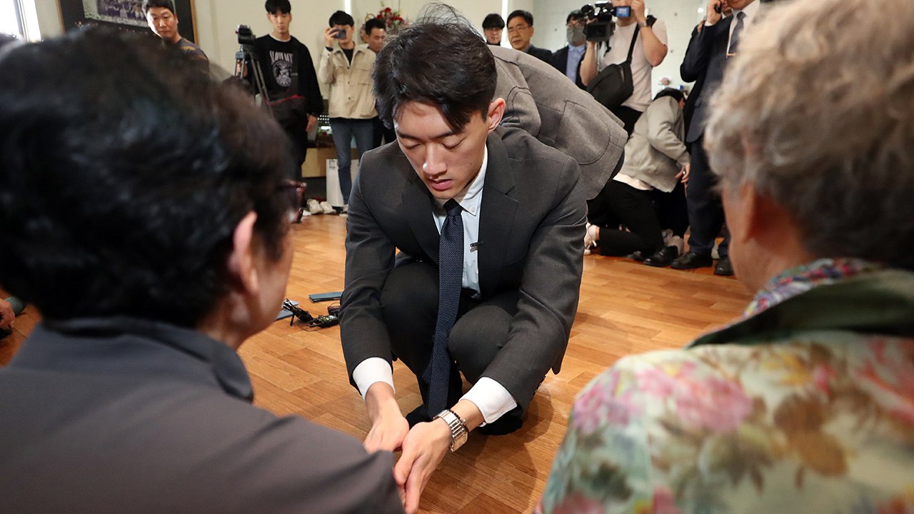 "늦어서 죄송" 무릎 꿇은 전우원..."할아버지 대신 사죄" / YTN