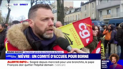 Download Video: Retraites: des manifestants se rassemblent à Nevers lors du déplacement d'Élisabeth Borne