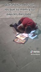 Pequeño trabaja y estudia en sus momentos de descanso en la calle