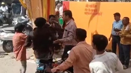 सतना: मंदिर में प्रसाद वितरण के दौरान दो पक्षों में हुई जमकर मारपीट,वीडियो हुआ वायरल