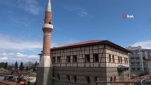 Yapımı devam eden taş cami geleneksel ve yöresel mimarinin izlerini taşıyor