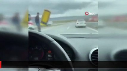Van'da bir garip kaza... Elektrik direğine çarpan otomobil dik şekilde durdu