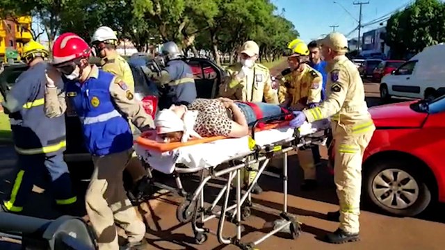 Forte colisão de trânsito envolve três veículos na Avenida Brasil