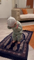 Beautiful child prying in Makkah