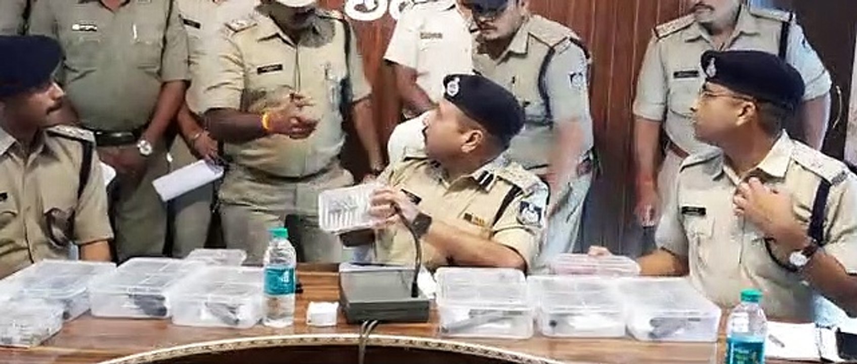 कार से जब्त किए गए हथियार