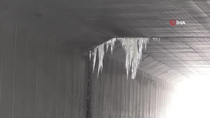 Köprülerden sarkan dev buz sarkıtları tehlike saçıyor