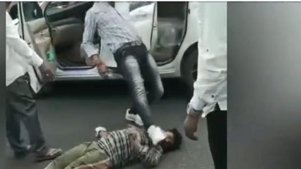 Viral: वो चीखता चिल्लाता रहा बेरहम लात जुते बरसाता रहा,देखें खौफनाक Video