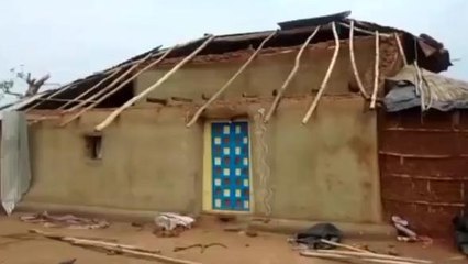 কালবৈশাখীর ঝড়ে উড়ে গেল পাঁচমুড়ার এলাকার একাধিক বাড়ির টিনের ছাউনি