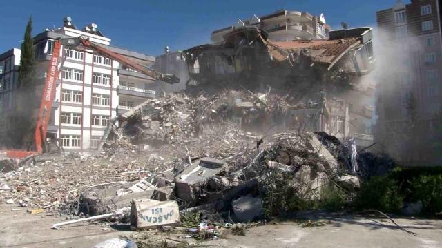 Enkaz altında kalan yavru kediler kurtarıldı