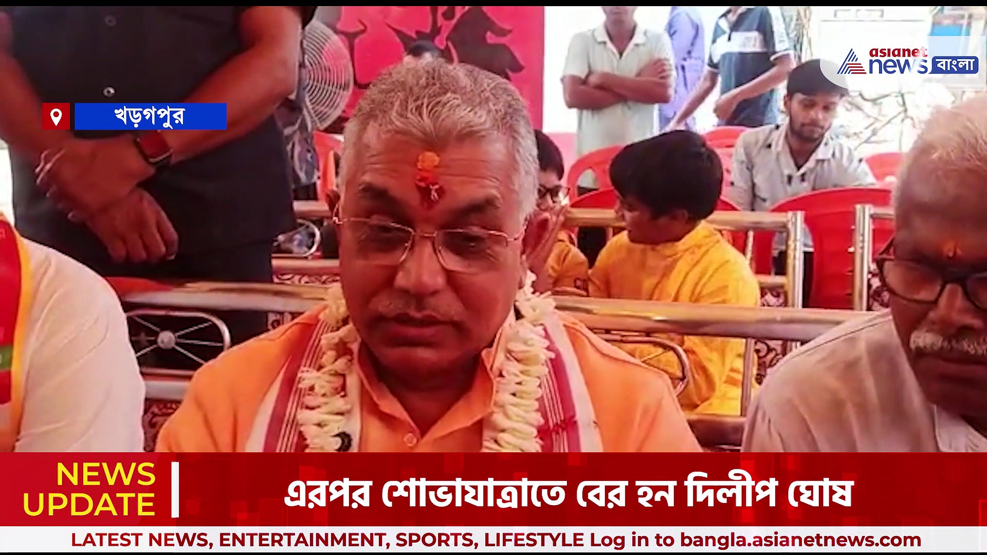 রামনবমী উপলক্ষ্যে হাতে নিলেন গদা, শোভাযাত্রার ভীড়ে লাঠি খেলা দেখালেন দিলীপ ঘোষ