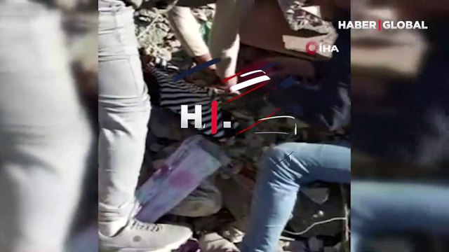 Tek tek çıkardılar... Enkaz altında kalan yavru kediler böyle kurtarıldı
