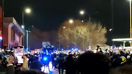 Cori e applausi: l'arrivo del pullman dell'Inter