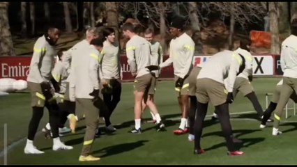 Leao pazzo di Lazza: canta "Cenere" in allenamento