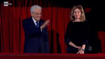 La standing ovation, l'Inno cantato e la commozione per il padre: Mattarella a Sanremo
