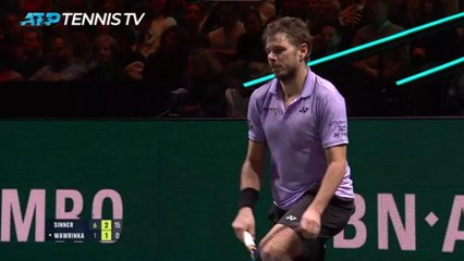 Video, Wawrinka spacca la racchetta dopo un punto di Sinner