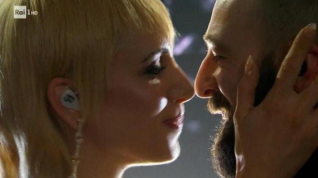 Occhi lucidi e tanta emozione: il bacio dei Coma_Cose a Sanremo