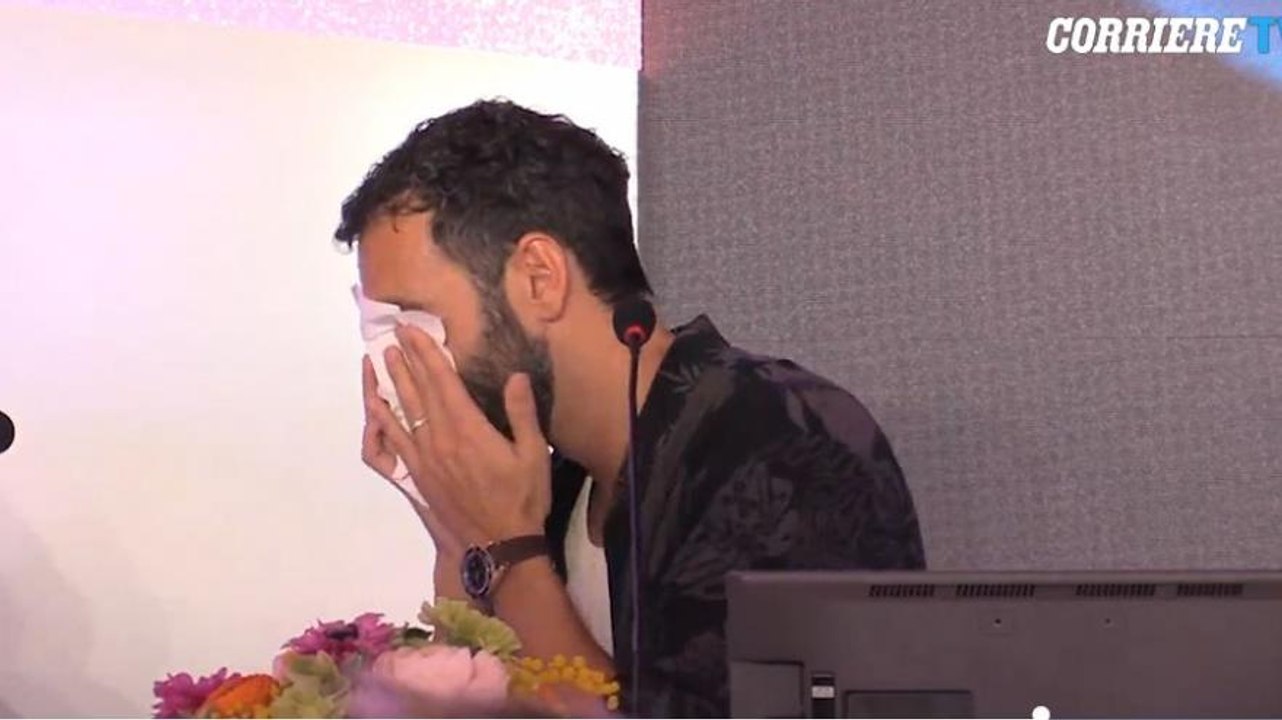 Sanremo 2023, Mengoni si commuove e scoppia in lacrime in conferenza stampa