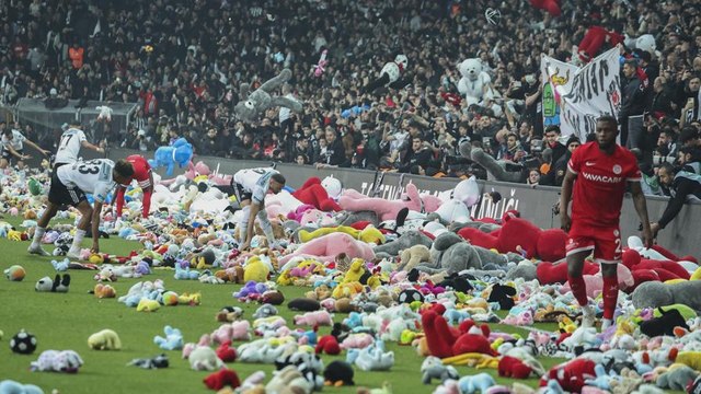 Video Besiktas, peluches in campo per i bimbi colpiti dal terremoto