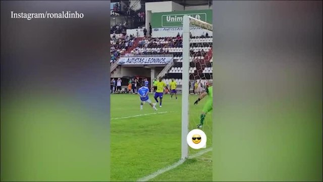 Ronaldinho non cambia mai, gol spettacolare