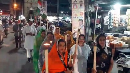 कांग्रेसियों ने शहर में निकाली मशाल जुलूस