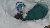 Le sauvetage terrifiant d'un snowboarder enterré sous la neige aux Etats-Unis