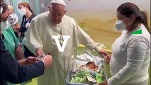 El papa Francisco visita a unos niños en el hospital Gemelli y bautiza a un bebé de pocas semanas