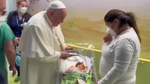 El Papa bautiza a un bebé en la planta de Oncología Pediátrica del hospital Gemelli