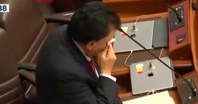 Enrique Wong fue consolado por algunos congresistas tras ser suspendido.