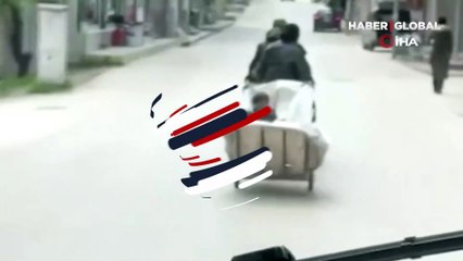 Download Video: Trafikte görenleri hayrete düşüren görüntüler! Yürekleri ağza getirdi