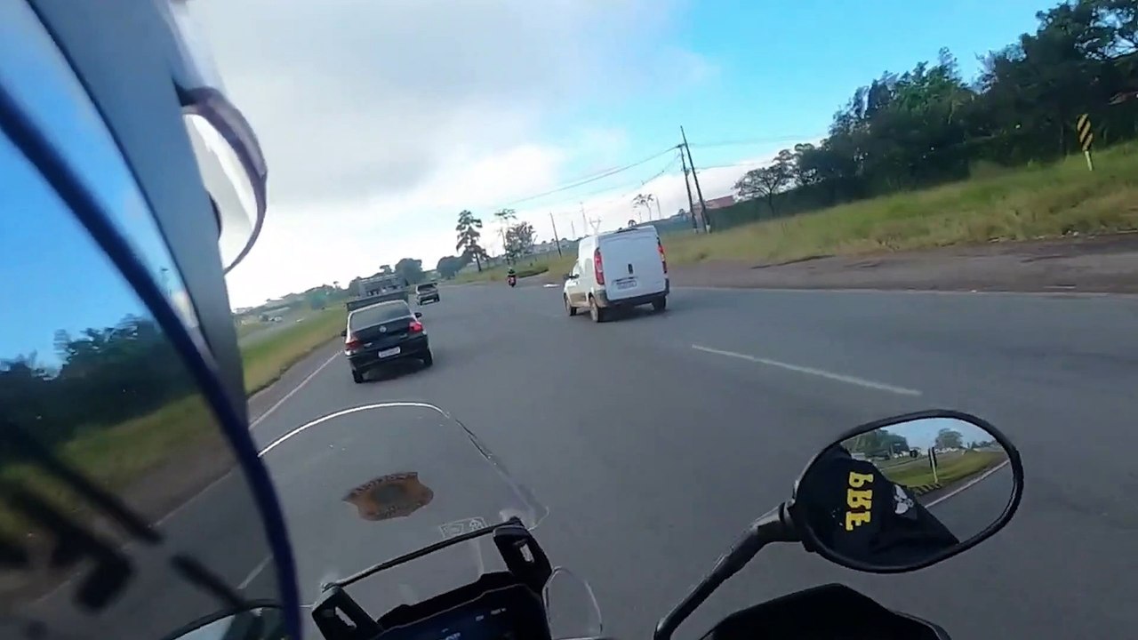 Adolescente tenta fugir da PRF com carro roubado e capota na BR-116