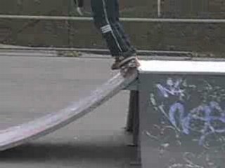 Skate Adri: Doing a Little Rock 🎸