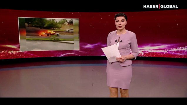 Otomobil alev topuna döndü! Şoför kendisini araçtan dışarı attı... Dehşet dolu anlar kamerada