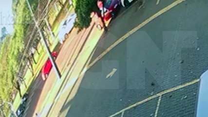 Câmera registra forte colisão na Avenida Brasil