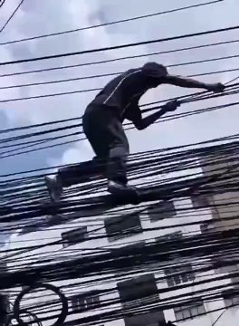 On l'appelle l'homme au cables... très habile pour marcher dessus