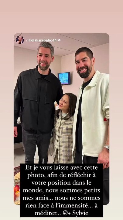 "Nous sommes petits mes amis... nous ne sommes rien face à l'immensité...", a écrit Laura Felpin avec humour sur Instagram Laura Felpin avec Nikola et Luka Karabatic