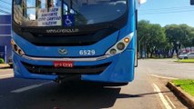 Renault Scénic faz conversão à esquerda na Avenida Brasil e é atingida por ônibus