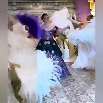 Kına gecesinde 11 ayrı kıyafet giyen gelin sosyal medyanın dilinde