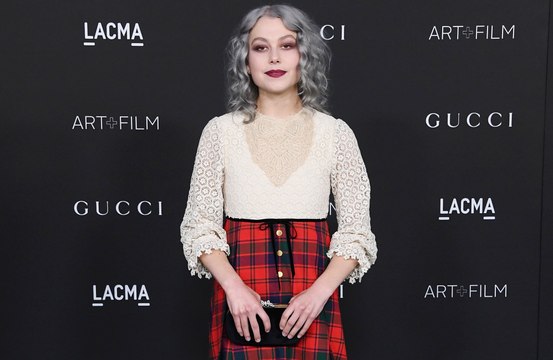 Phoebe Bridgers fue acosada en el aeropuerto mientras se dirigía al funeral de su padre
