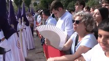 Sevilla se echa a la calle con las primeras procesiones del Viernes de Dolores