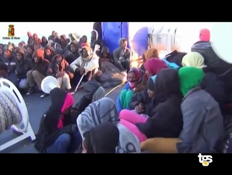 Aumentano i migranti in arrivo. Per far fronte al fenomeno, saranno utilizzati per i trasferimenti aerei e navi militari