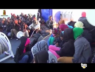 Aumentano i migranti in arrivo. Per far fronte al fenomeno, saranno utilizzati per i trasferimenti aerei e navi militari