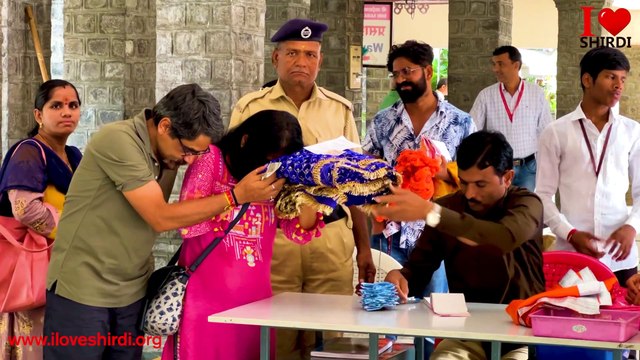 Process of giving clothes to Sai Baba | शिरडी साई बाबा कैसे चढाये वस्त्र | donating clothes to Sai | Method of donating clothes to Sai baba | shirdi Sai baba | I LOVE SHIRDI