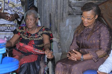 Myss Belmonde Dogo solidaire de la centenaire, Mémé Amenan à Grand Bassam